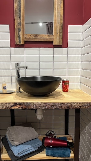 Een douche, een haardroger, handdoeken, zeep