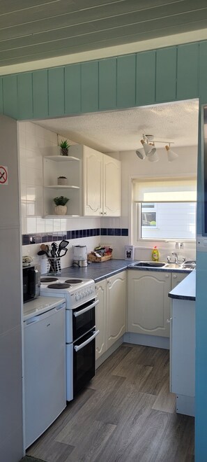 KĂŒhlschrank, Mikrowelle, Ofen, Herdplatte