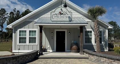 Luxury Lodging, Lakefront View, Queen Bed w/Private Bath, Patio.