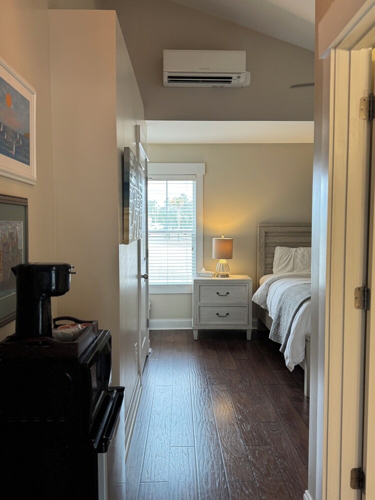 Curated visual reference: Luxury Private Patio Rentals Reference: Luxury Lodging Lakefront View Queen Bed W Private Bath Private