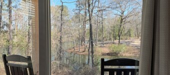 Luxury Lodging, Lakefront View,  2 Queen Beds w/Private Bath, Private Patio.