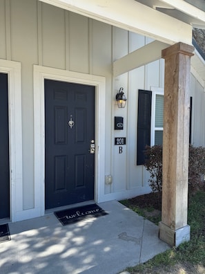 Exterior detail - Luxury Lodging, Lakefront View ,King Bed w/Private Bath, Private Patio. (Elizabethtown)
