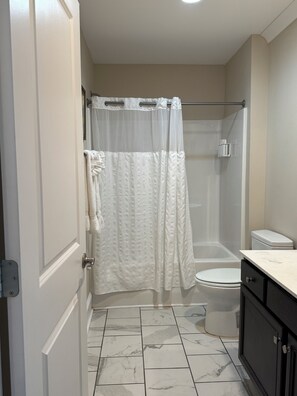 Hair dryer, towels - Luxury Lodging, Lakefront View, 2 Queen Bed w/Private Bath, Private Patio. (Elizabethtown)
