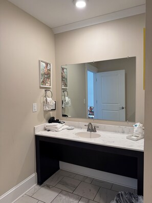 Shower, hair dryer, towels - Luxury Lodging, Lakefront View, King Bed w/Private Bath, Handicap Shower, Private Patio. (Elizabethtown)