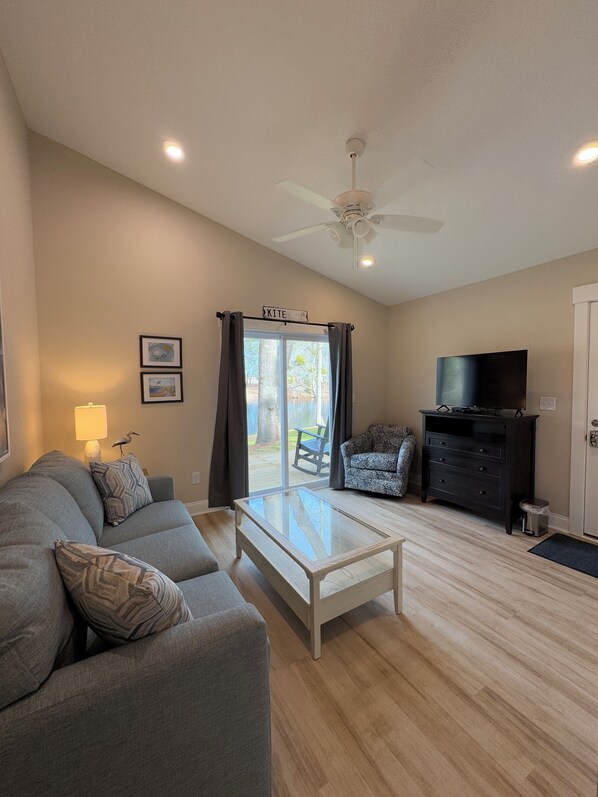 Smart TV - Luxury Lodging, Lakefront View, King Bed w/Private Bath, Patio (Elizabethtown)