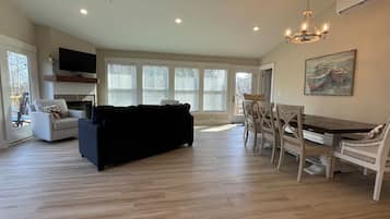 Smart TV, fireplace