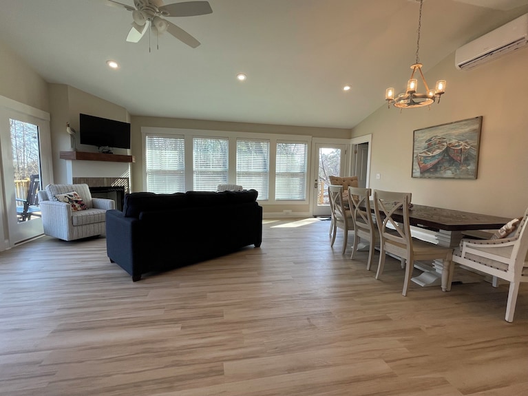 Luxury Lodging, Lakefront View, 3-bedroom, 3.5 Bath, Sleeps 10, Wrap-around Patio. - White Lake, NC