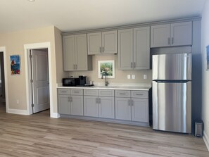 Frigorífico, microondas, cafetera o tetera y utensilios de cocina