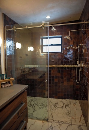 Dusche, Haartrockner, Handtücher, Seife