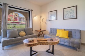 Apartamento, vistas al jardín | Sala de estar | Televisión de pantalla plana de 50 pulgadas con canales digitales