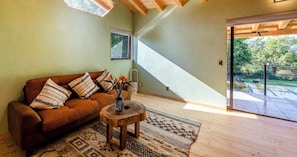Bungalow de diseñador, 2 habitaciones, cocina, vista al jardín | Sala de estar | Smart TV de 54 pulgadas con canales por cable 