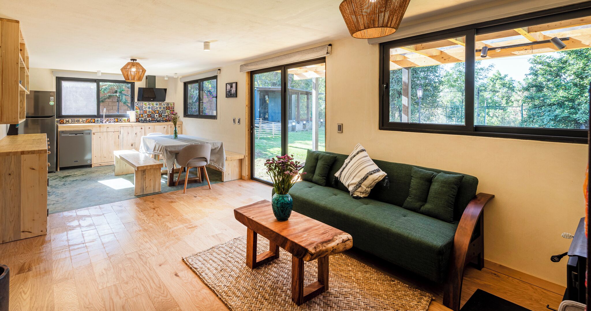 Bungalow de diseño, 2 habitaciones, cocina, vistas al jardín | Sala de estar | Smart TV de 54 pulgadas con canales por cable