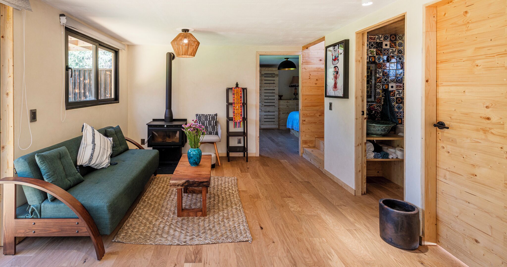 Bungalow de diseño, 2 habitaciones, cocina, vistas al jardín | Zona de estar | Smart TV de 54 pulgadas con canales por cable