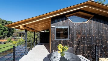 Bungalow de diseñador, 2 habitaciones, cocina, vista al jardín | Terraza o patio