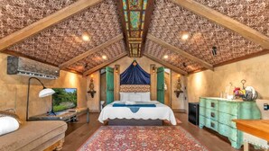 A bedroom with a large bed, a blue canopy, a wooden ceiling, and a red patterned rug. - Tranquil Retreat W/hot-tub 10-mins to Downtown! (Fredericksburg)