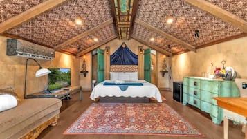 Cabin, 1 King Bed, Hot Tub (2646 Goehmann Ln- Sr) | 1 bedroom, individually decorated, individually furnished, bed sheets