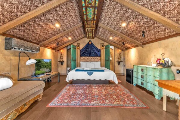 Chalet rustique, 1 très grand lit, baignoire à remous (2646 Goehmann Ln- Sr) | 1 chambre, décor unique, ameublement unique, literie fournie