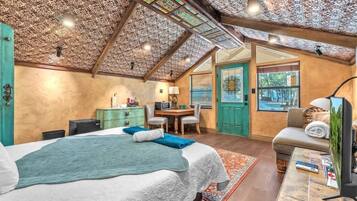 Cabana, 1 cama King, banheira de imersão (2646 Goehmann Ln- Sr) | 1 quarto, individualmente decorados, individualmente mobiliados