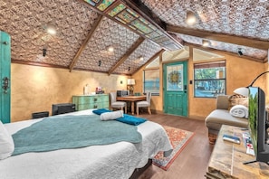 1 habitación, decoración personalizada y muebles diferentes