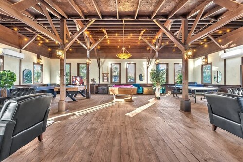 Tranquil Retreat W/hot-tub 10-mins to Downtown!