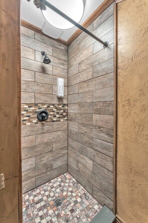 Cabin, 1 King Bed, Hot Tub (2646 Goehmann Ln- Sr) | Bathroom | Towels