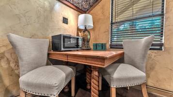 Cabana, 1 cama King, banheira de imersão (2646 Goehmann Ln- Sr) | Opções para refeição