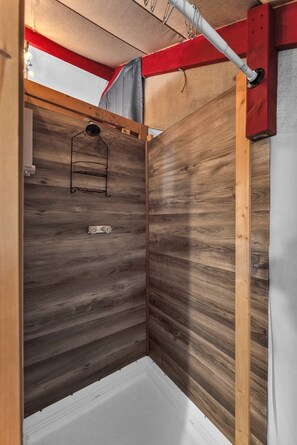 Huisje, 1 kingsize bed, hot tub (2646 Goehmann Ln- Bo) | Badkamer | Handdoeken