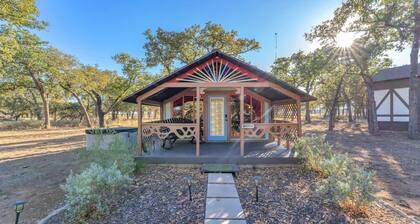 Bohemian Cabin: Hot-tub, Serene Retreat, Pet-friendly, 10-mins to Downtown!