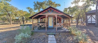 Bohemian Cabin: Hot-tub, Serene Retreat, Pet-friendly, 10-mins to Downtown!
