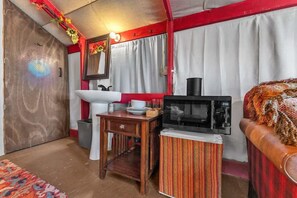 Mökki, 1 suuri parisänky, poreamme (2646 Goehmann Ln- Bo) | 1 makuuhuone, yksilöllisesti sisustettu, yksilöllisesti kalustettu