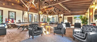 Bohemian Cabin: Hot-tub, Serene Retreat, Pet-friendly, 10-mins to Downtown!