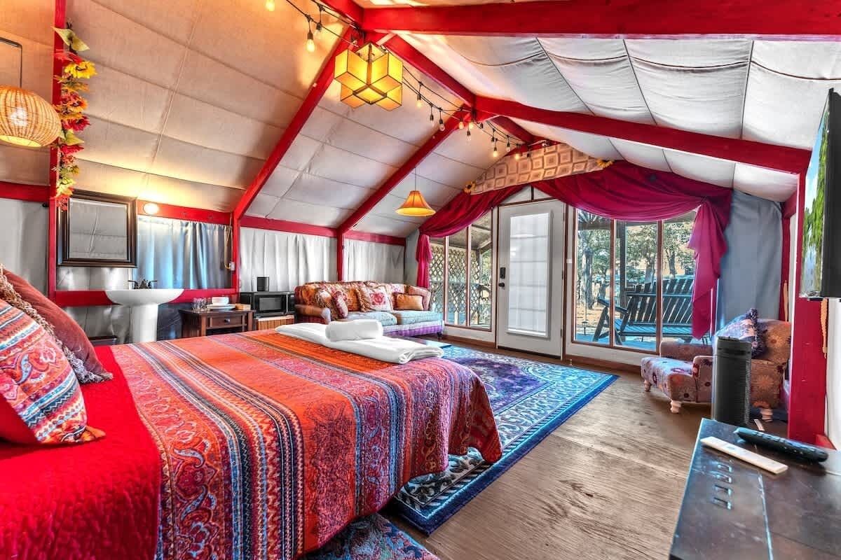 Cabaña, 1 cama King size, hidromasaje (2646 Goehmann Ln- Bo) | 1 habitación, decoración personalizada y muebles diferentes 