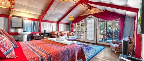 Cabaña, 1 cama King size, hidromasaje (2646 Goehmann Ln- Bo) | 1 habitación, decoración personalizada y muebles diferentes