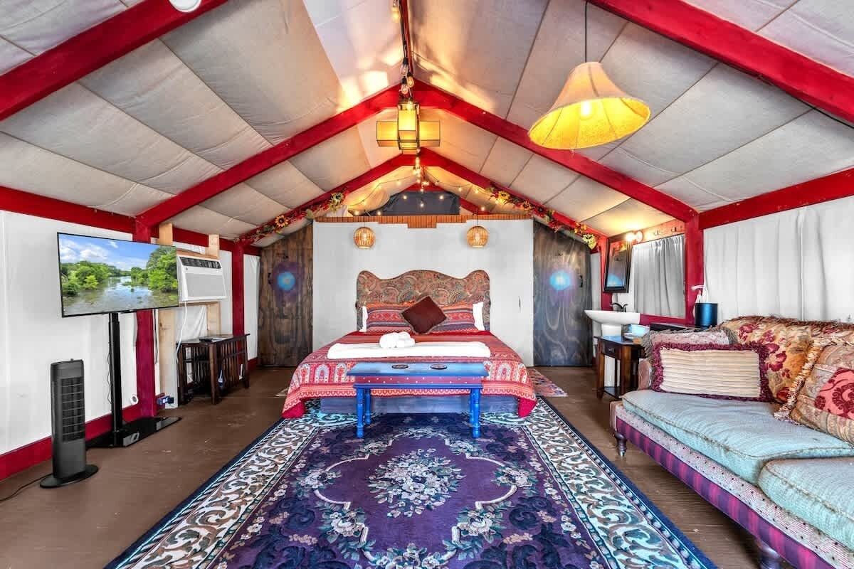 Chalet rustique, 1 très grand lit, baignoire à remous (2646 Goehmann Ln- Bo) | 1 chambre, décor unique, ameublement unique, literie fournie