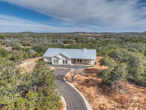 Exterior - Luxury in the Hill Country, 10-mins to Downtown! (Fredericksburg)