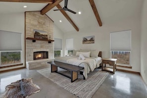 Casa, várias camas, varanda, vista para a montanha (303 Knob Creek Ln) | 4 quartos, individualmente decorados, individualmente mobiliados
