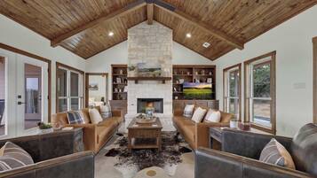 House, Multiple Beds, Patio, Mountain View (303 Knob Creek Ln) | Living area | Fireplace