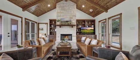 Maison, plusieurs lits, patio, vue montagne (303 Knob Creek Ln) | Coin séjour