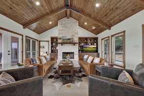 Casa, várias camas, varanda, vista para a montanha (303 Knob Creek Ln) | Área de estar | Lareira