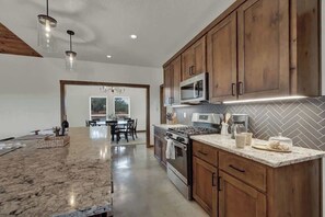 Maison, plusieurs lits, patio, vue montagne (303 Knob Creek Ln) | Cuisine privée | Cafetière/bouilloire