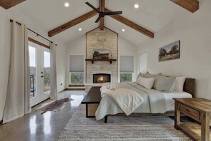 4 bedrooms, individually decorated, individually furnished, bed sheets - Luxury in the Hill Country, 10-mins to Downtown! (Fredericksburg)