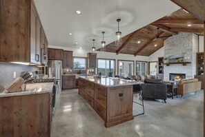Maison, plusieurs lits, patio, vue montagne (303 Knob Creek Ln) | Cuisine privée | Cafetière/bouilloire