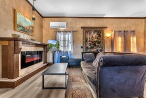 Interior - Sangiovese: Pet-friendly, Hot-tub, 10-min to Downtown! (Fredericksburg)