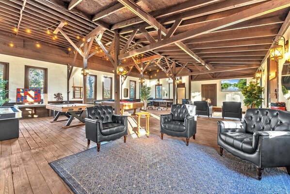 ハウス キングベッド 1 台 スパ浴槽 マウンテンビュー | ゲーム室