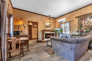 ハウス キングベッド 1 台 スパ浴槽 マウンテンビュー | リビング エリア | 暖炉