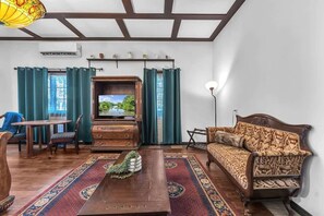 Maison, 1 très grand lit, bain à remous (2646 Goehmann Ln- Ri) | Coin séjour