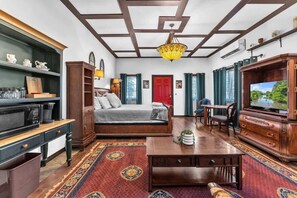 Rumah, 1 Tempat Tidur King, hot tub (2646 Goehmann Ln- Ri) | 1 kamar tidur dan didekorasi berbeda-beda