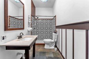 Rumah, 1 Tempat Tidur King, hot tub (2646 Goehmann Ln- Ri) | Kamar mandi | Handuk