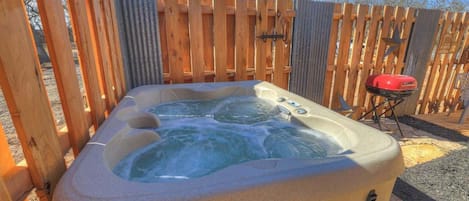 Cabana, 1 cama King, banheira de imersão, vista para a montanha (240 Melton Rd) | Hidromassagem externa