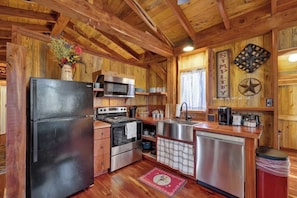 Cabin, 1 King Bed, Hot Tub, Mountain View (240 Melton Rd) | Private kitchen